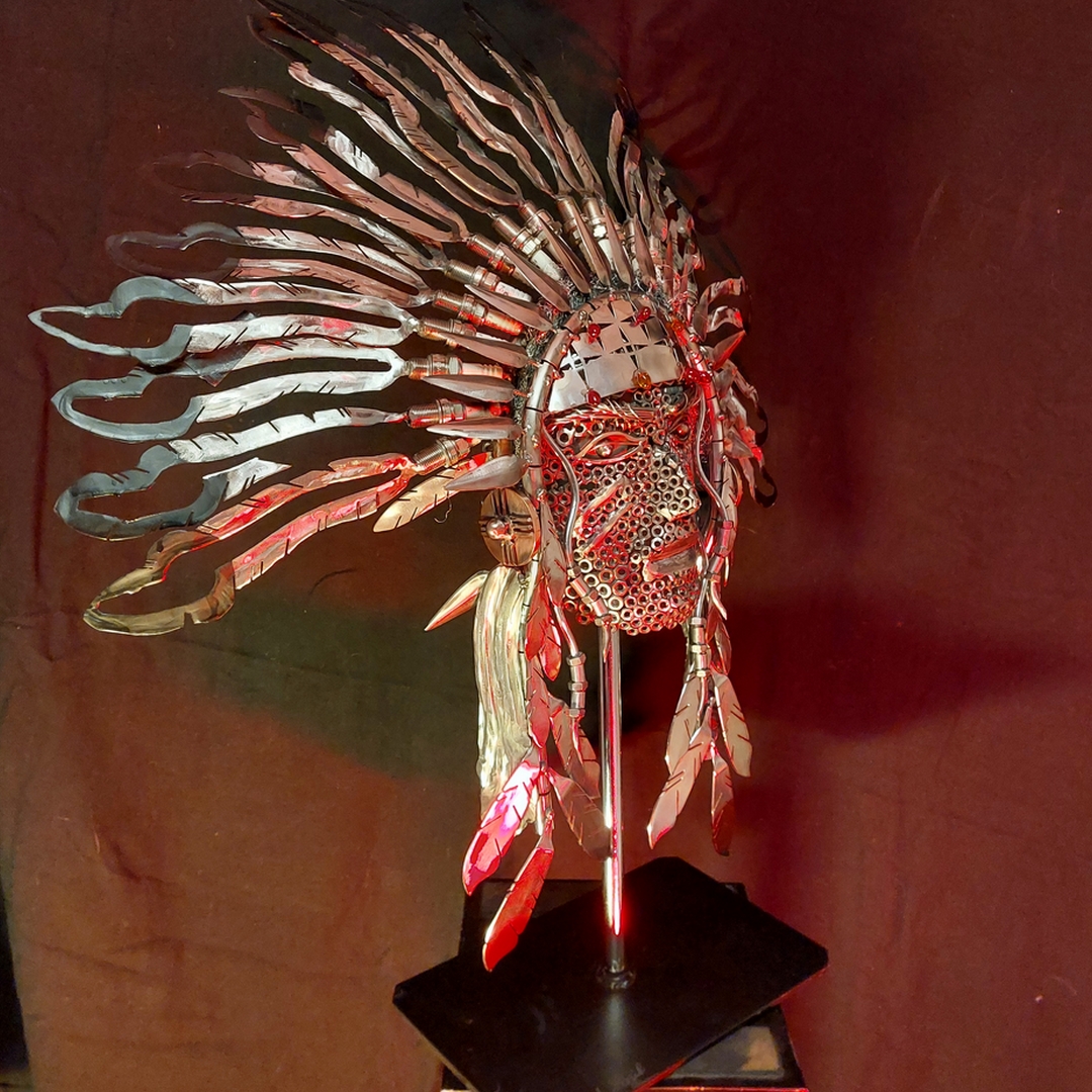 buste d'indien réalisé à partir d'objets de récupération et de pièces d'usinage en soudure TIG