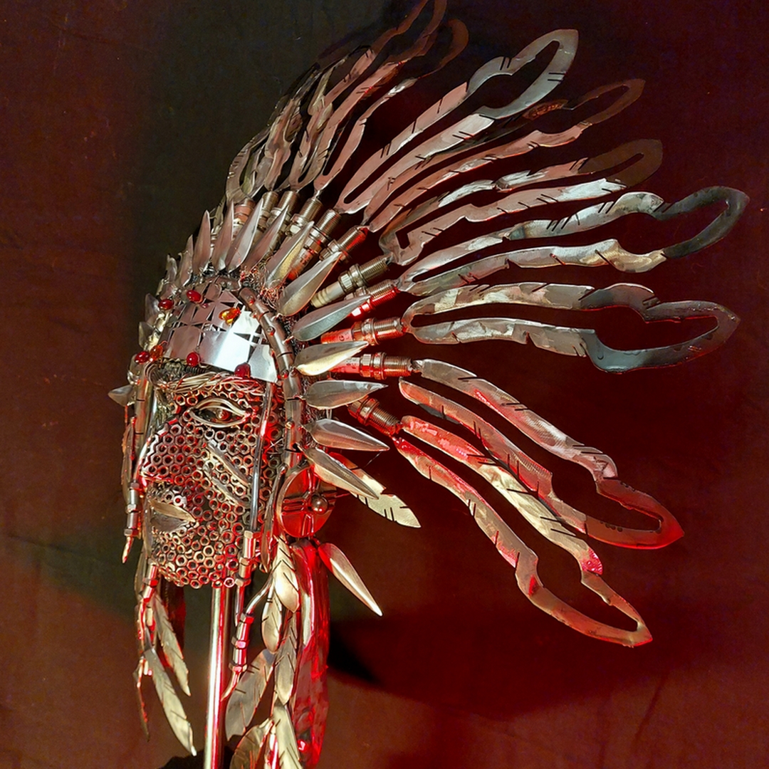 buste d'indien réalisé à partir d'objets de récupération et de pièces d'usinage en soudure TIG